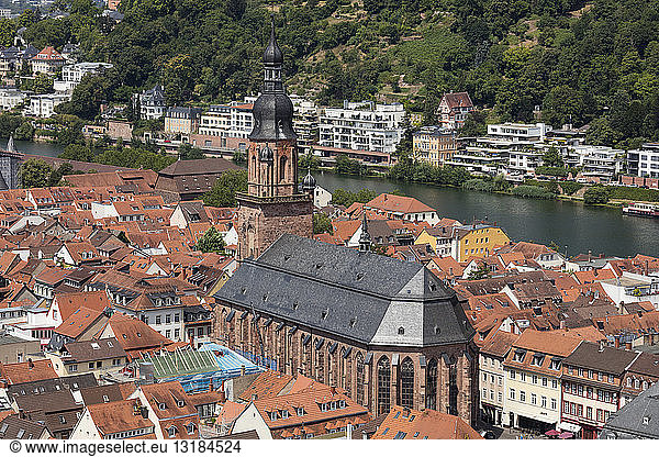 Deutschland  Baden-Württemberg  Heidelberg  Neckar  Stadtansicht mit Kirche des Heiligen Geistes