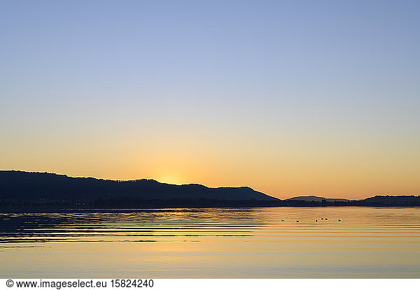 Deutschland  Baden-Württemberg  Klarer Himmel über dem Bodensee bei Sonnenuntergang