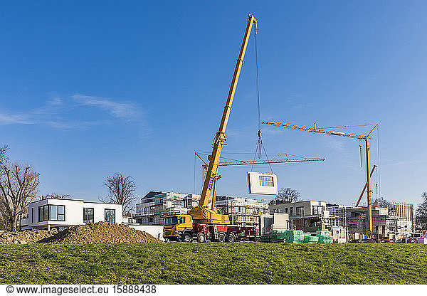 Deutschland  Baden-Württemberg  Ludwigsburg  Mobilkran auf Baustelle in modernem Vorort