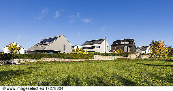 Deutschland  Baden-Württemberg  Ostfildern  Energieeffiziente Häuser in einem modernen Vorort