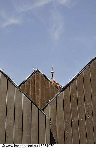 Deutschland  Baden-Württemberg  Sigmaringen  Glockenturm der Kirche überragt Holzhäuser