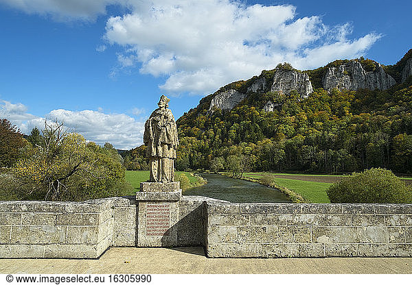 Deutschland  Baden Württemberg  Statue des Heiligen Nepomuk gegenüber Hausener Zinnen