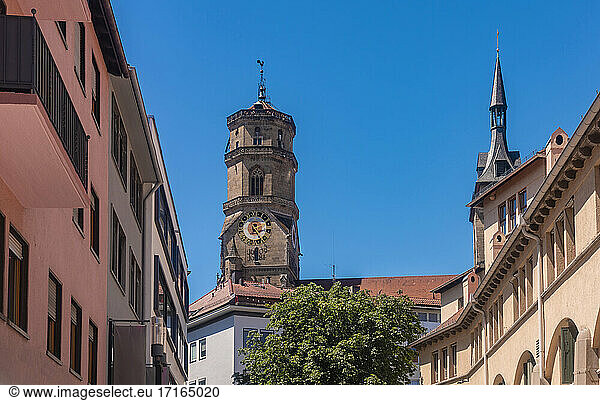 Deutschland  Baden-Württemberg  Stuttgart  Glockenturm der Stiftskirche mit Häusern im Vordergrund
