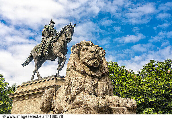 Deutschland  Baden-Württemberg  Stuttgart  Löwe am Fuße des Reiterstandbilds von Kaiser Wilhelm I. auf dem Karlsplatz