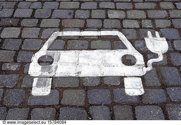 Deutschland  Baden-Württemberg  Symbol für Elektrofahrzeug-Ladestation auf Kopfsteinpflaster