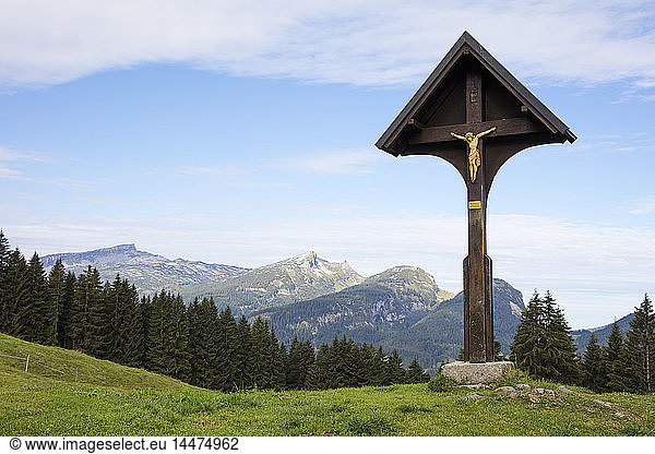 Deutschland  Bayern  Allgäu  Allgäuer Alpen  Söllereck  Wegkreuz mit Gottesacker und Hoher Ifen im Hintergrund