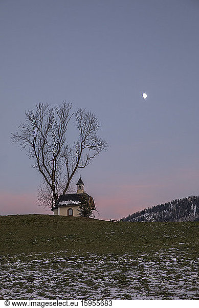 Deutschland  Bayern  Berchtesgaden  Abgeschiedene Kapelle in den bayerischen Alpen