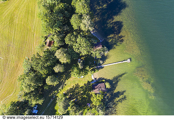 Deutschland  Bayern  Bernried am Starnberger See  Luftaufnahme der Anlegestelle am grünen Ufer des Starnberger Sees