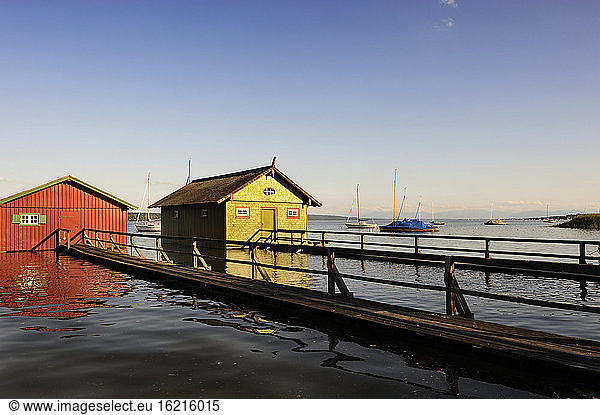 Deutschland  Bayern  Blick auf Bootshaus im See