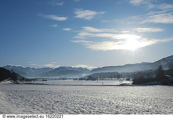 Deutschland  Bayern  Blick auf die Berge der Allgäuer Alpen und der Bayerischen Alpen im Winter