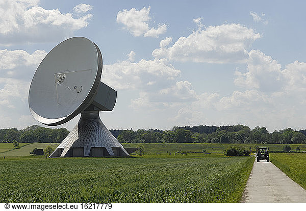 Deutschland  Bayern  Blick auf die Satellitenschüssel in Raisting