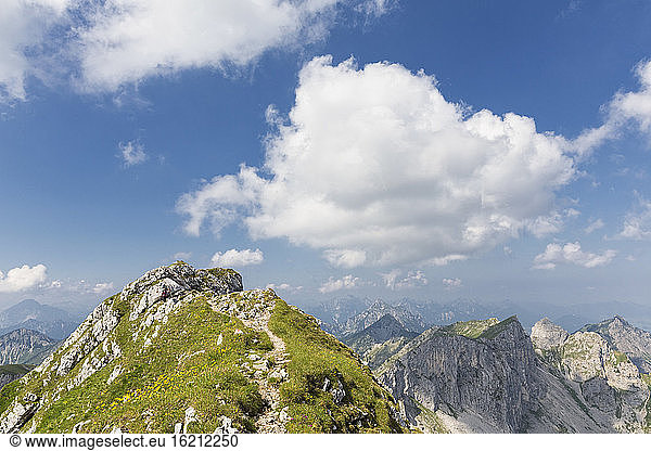 Deutschland  Bayern  Blick auf Gratwanderung zum Gipfel der Ammergauer Hochplatte