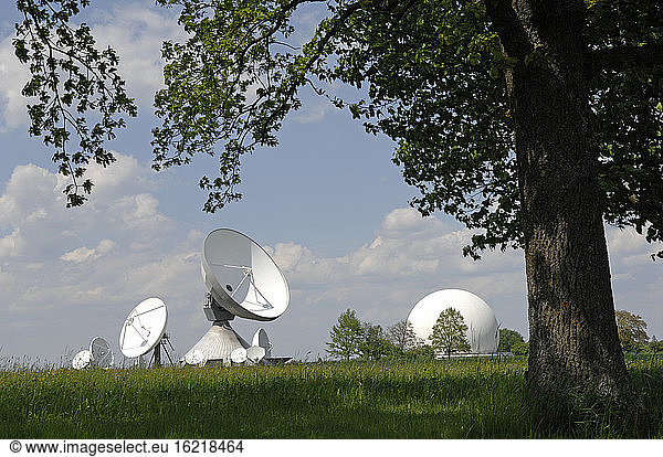Deutschland  Bayern  Blick auf Satellitenschüssel bei Raisting