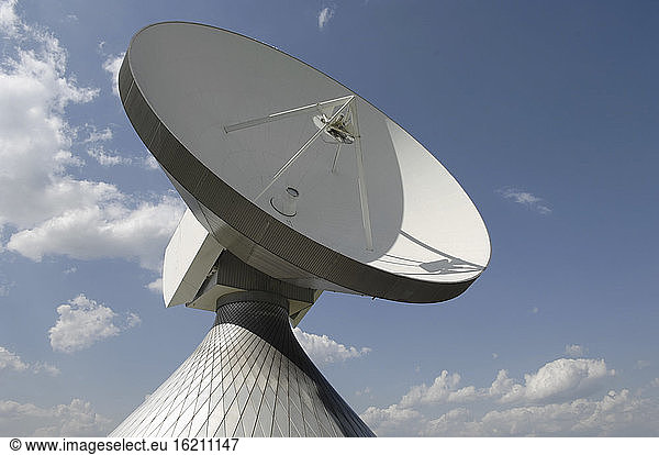 Deutschland  Bayern  Blick auf Satellitenschüssel in Raisting
