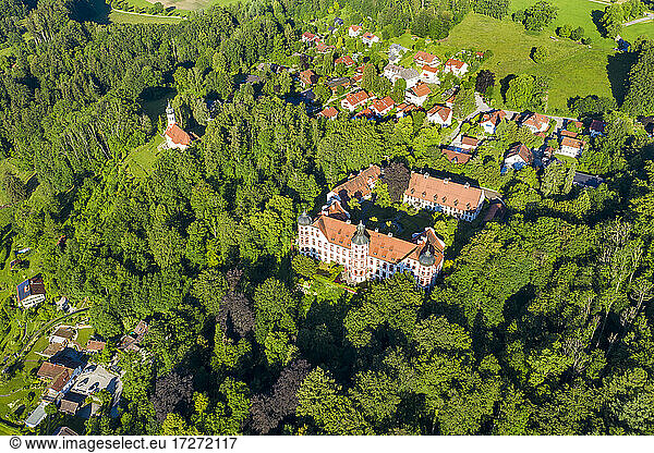 Deutschland  Bayern  Eurasburg  Drohnenansicht von Schloss Eurasburg umgeben von grünem Hain