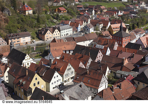 Deutschland  Bayern  Franken  Oberfranken  Fränkische Schweiz  Waischenfeld  Blick auf die Stadt am Fluss