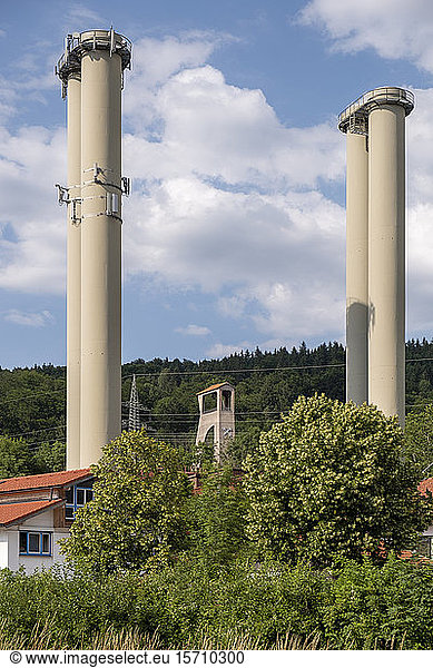 Deutschland  Bayern  Hausham  Schornsteine eines Landkraftwerks