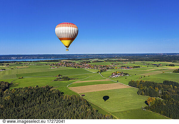 Deutschland  Bayern  Heißluftballonfahrt über idyllische Landschaften