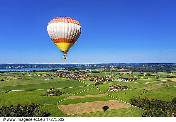 Deutschland  Bayern  Heißluftballonfahrt über idyllische Landschaften