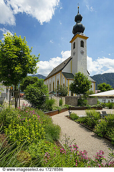 Deutschland  Bayern  Inzell  Stadtplatz vor der Kirche St. Michael im Sommer