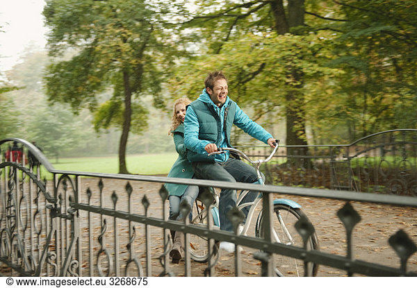 Deutschland  Bayern  München  Englischer Garten  Paarfahrräder