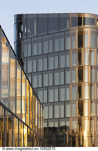 Deutschland  Bayern  München  Glasfassade eines modernen Gebäudes im Bavaria Towers Komplex