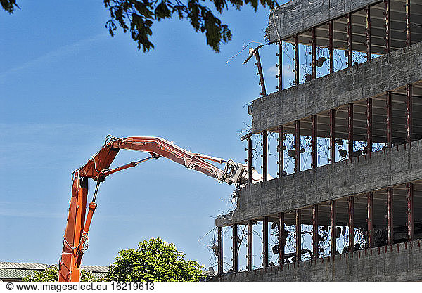 Deutschland  Bayern  München  Kran stößt Gebäude ab