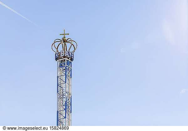 Deutschland  Bayern  München  Niedrigwinkelansicht der Kettenschaukel des Bayern-Turms bei klarem Himmel