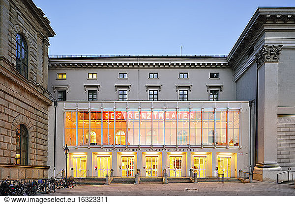 Deutschland  Bayern  München  Residenztheater zur blauen Stunde
