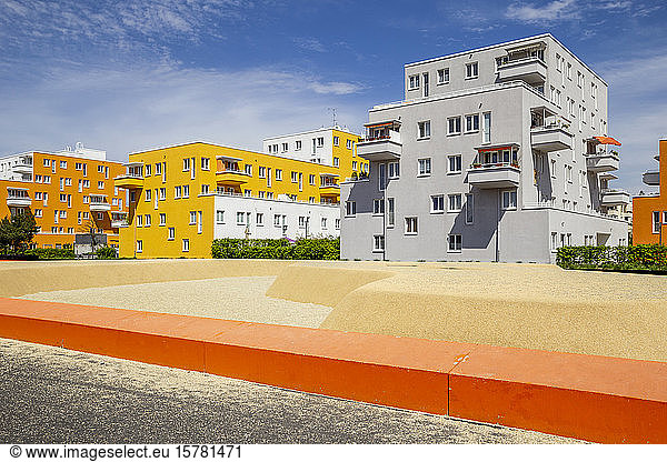 Deutschland  Bayern  München  Sandfarbener Spielplatz vor Wohngebäuden