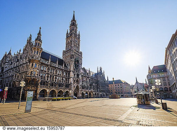 Deutschland  Bayern  München  Sonne scheint über dem menschenleeren Marienplatz