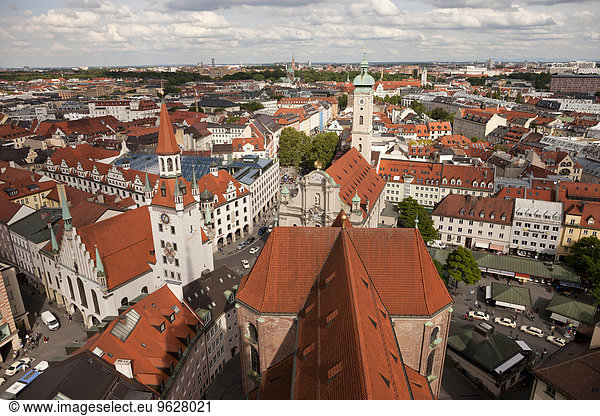 Deutschland  Bayern  München  Stadtbild mit Heilig-Geist-Kirche und altem Rathaus