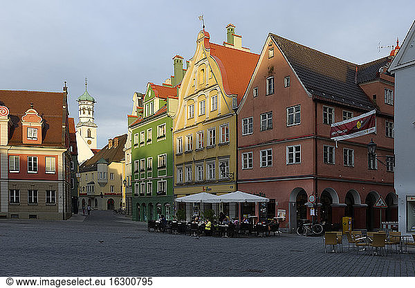Deutschland  Bayern  Memmingen  Blick auf den Marktplatz mit dem Kirchturm des Klosters im Hintergrund