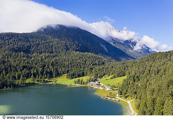 Deutschland  Bayern  Mittenwald  Luftaufnahme des Lautersees  des bewaldeten Wettersteingebirges und des Seedorfes