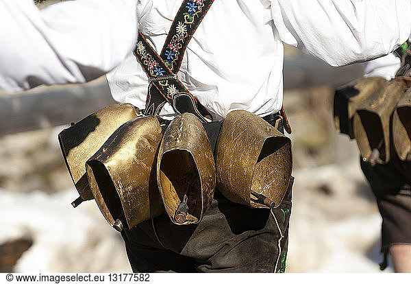 Deutschland  Bayern  Mittenwald  traditioneller Karnevalsumzug  Glockenrührer  Glocken