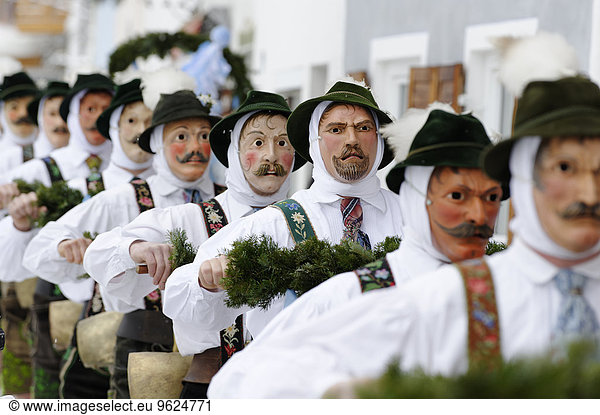 Deutschland  Bayern  Mittenwald  traditioneller Karnevalszug
