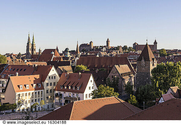 Deutschland  Bayern  Nürnberg  Klarer Himmel über der historischen Altstadt in der Abenddämmerung