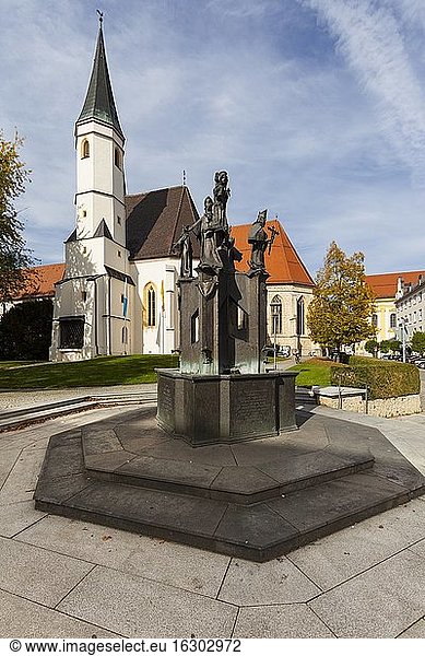 Deutschland  Bayern  Oberbayern  Altoetting  Brunnen mit Figuren  hinter Stiftskirche