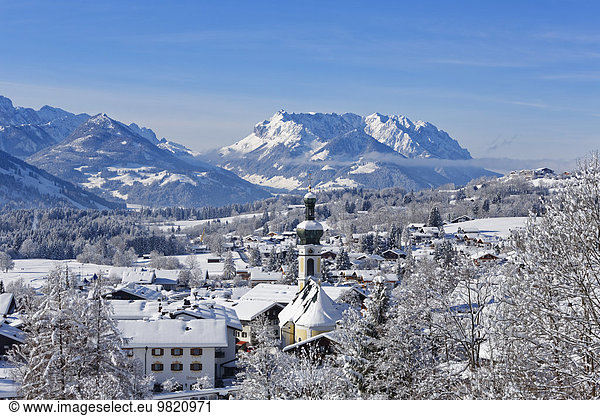 Deutschland  Bayern  Oberbayern  Chiemgau  Blick auf Reit im Winkl im Winter  Kaisergebirge im Hintergrund