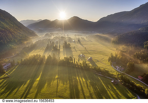 Deutschland  Bayern  Oberbayern  Isarwinkel  Jachenau  ländliche Landschaft im Nebel bei Sonnenaufgang