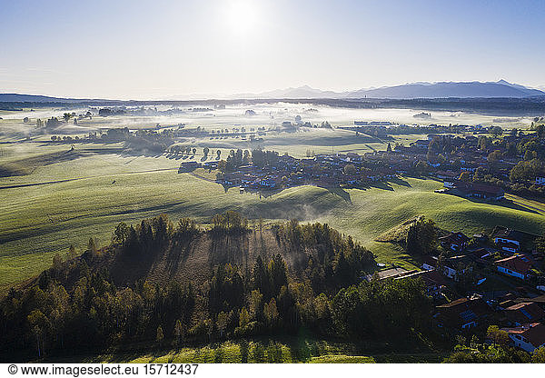 Deutschland  Bayern  Oberbayern  Tölzer Land  Sachsenkam  Luftaufnahme der Landschaft bei Sonnenaufgang