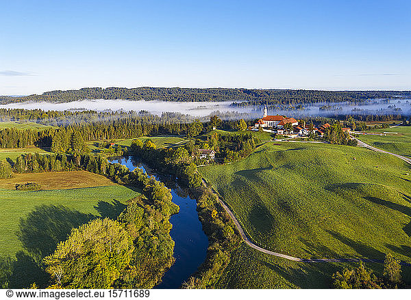 Deutschland  Bayern  Oberbayern  Tölzer Land  Sachsenkam  Luftaufnahme der Landschaft mit Kloster Reutberg