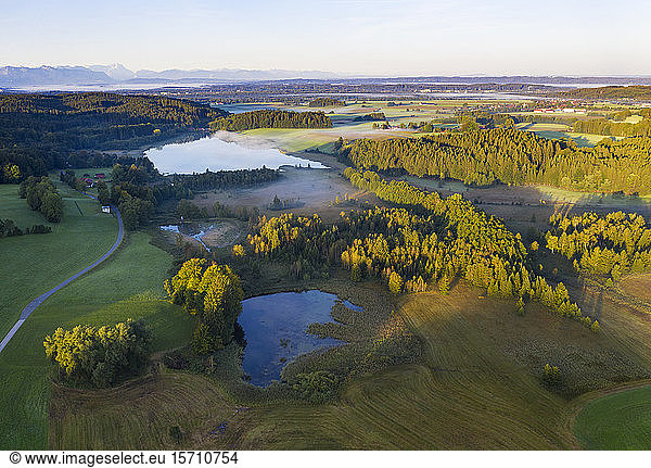 Deutschland  Bayern  Oberbayern  Tölzer Land  Schädlich  Blick auf Teiche in der Landschaft im Morgenlicht