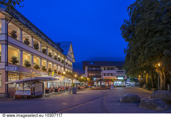 Deutschland  Bayern  Oberstdorf  Marktplatz zur blauen Stunde