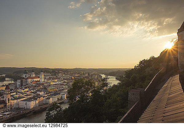 Deutschland  Bayern  Passau  Stadtansicht am Abend