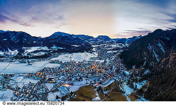 Deutschland  Bayern  Reit im Winkl  Helikopteransicht eines schneebedeckten Bergdorfes in der Morgendämmerung