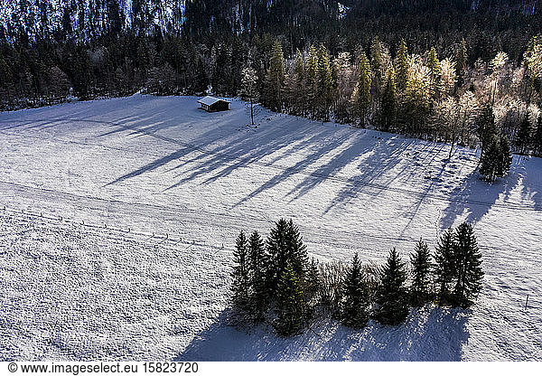 Deutschland  Bayern  Reit im Winkl  Hubschrauberansicht der schneebedeckten Landschaft in den Chiemgauer Alpen