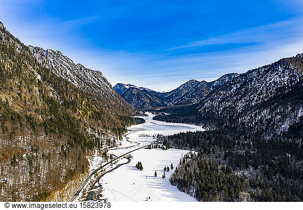 Deutschland  Bayern  Reit im Winkl  Hubschrauberansicht des schneebedeckten Tals in den Chiemgauer Alpen
