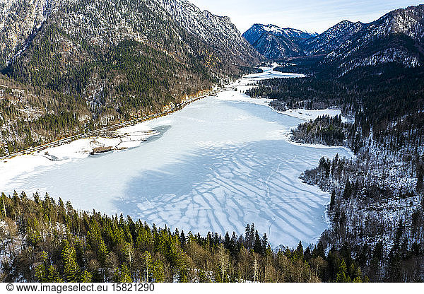 Deutschland  Bayern  Reit im Winkl  Hubschrauberansicht des zugefrorenen Sees im Wintertal der Chiemgauer Alpen