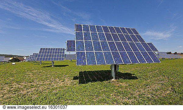 Deutschland  Bayern  Sonnenkollektoren auf Gras